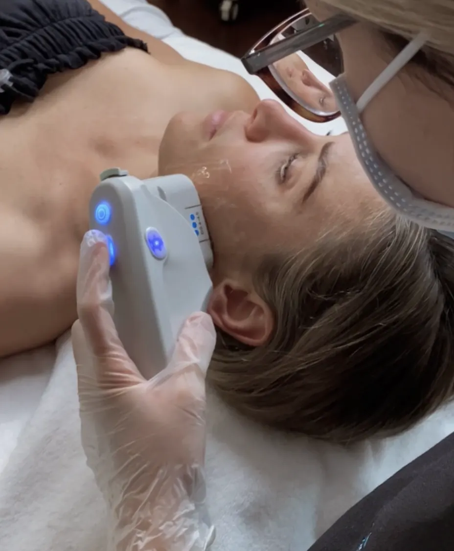 LED light therapy treatment at La Belle Peau